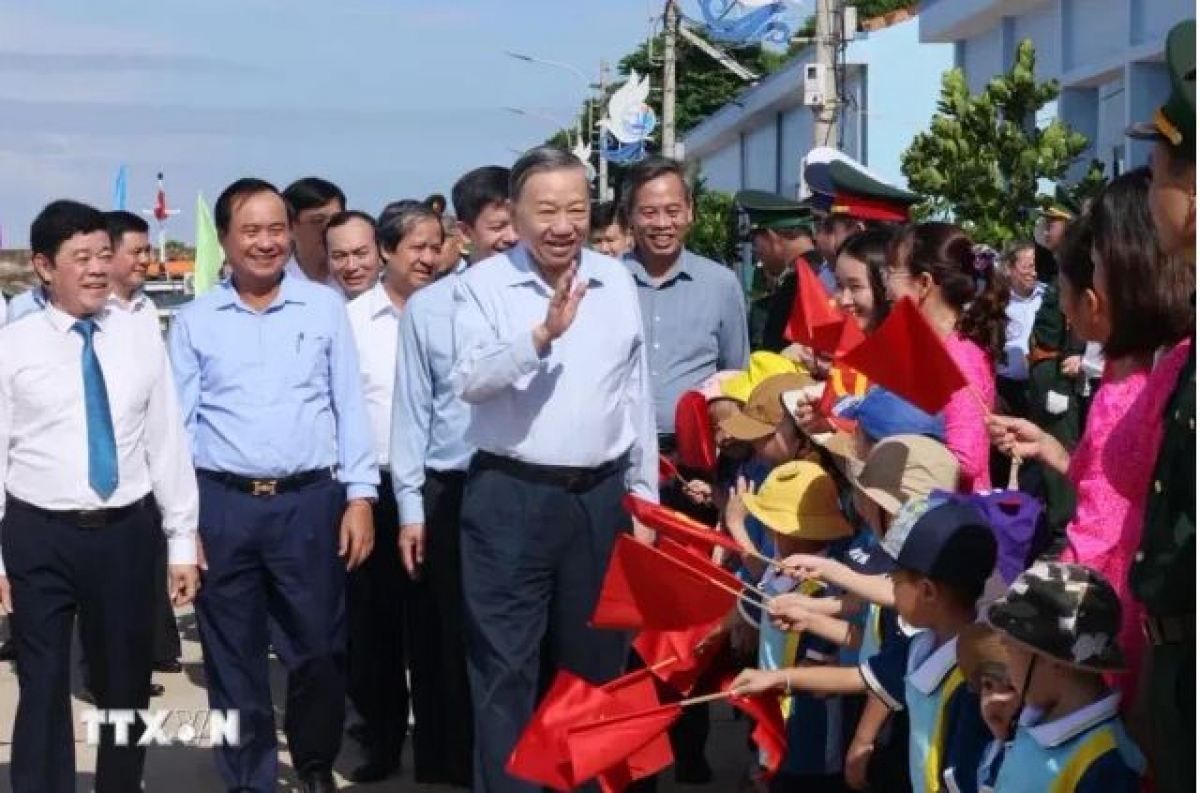 
Tổng Bí thư, Kơdră teh đak Tô Lâm hăm kon pơlei apŭng achon đak dơsĭ Cồn Cỏ, dêh char Quảng Trị. (Rup: TTXVN)