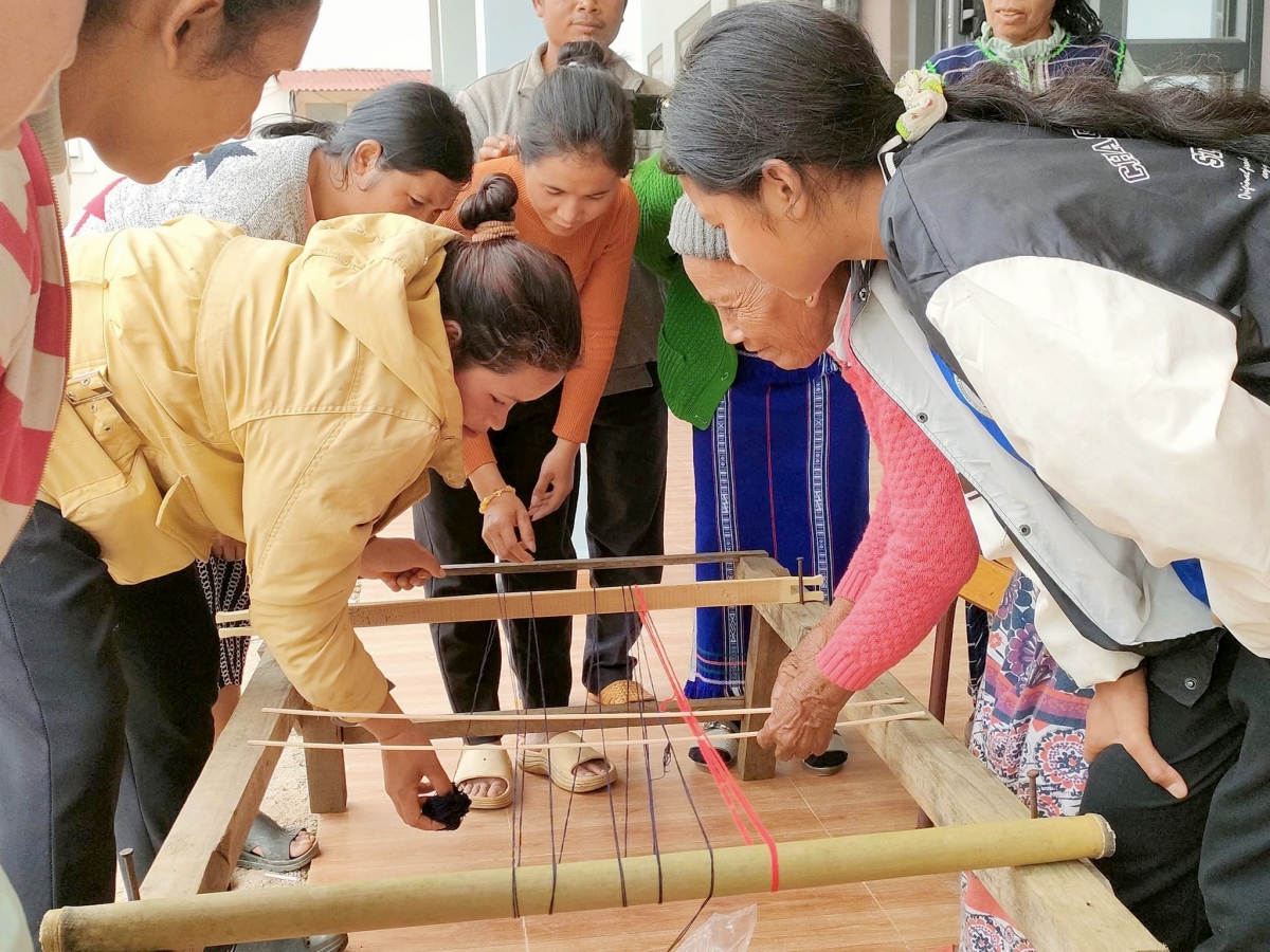 
Pơmai oh bơngai K'Ho tơ̆ Đưng Knớ oei vih tơguăt hăm không tanh