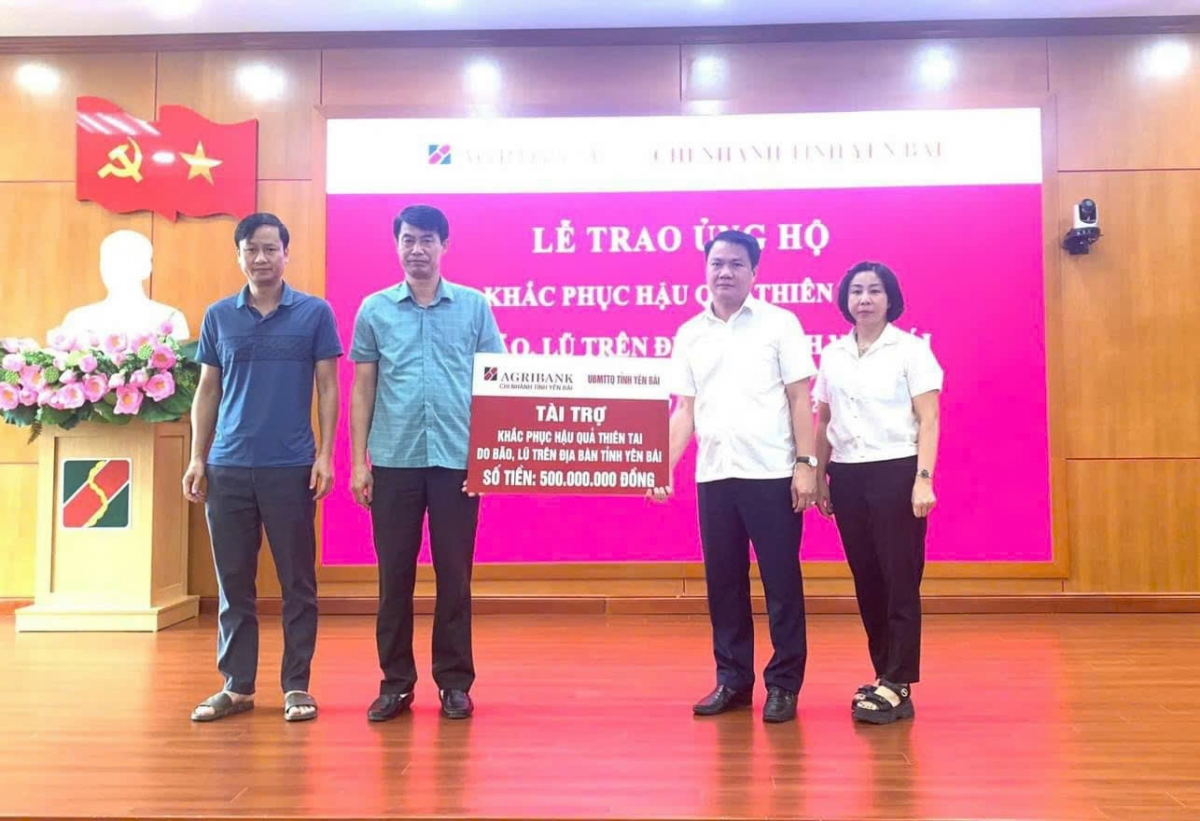Agribank Chi nhánh tỉnh Yên Bái hỗ trợ tỉnh khắc phục hậu quả cơn bão số 3.
Ảnh: Thừa Xuân/VOV Tây Bắc