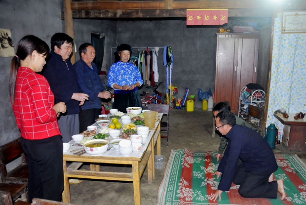 Ông bố trẻ và người anh họ bái lạy bố mẹ nội ngoại sau khi được đặt tên đêm (tên trưởng thành).
Ảnh KT: Hải Sơn-Báo Hà Giang