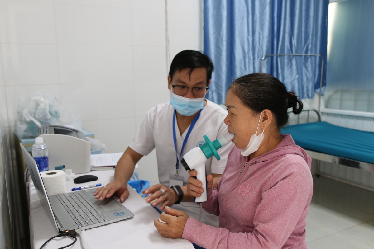 Bác sĩ tiến hành đo chức năng hô hấp cho người dân