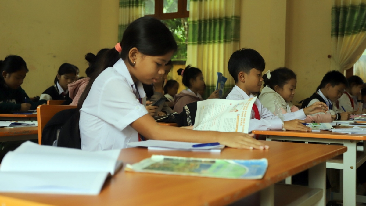 Trường phổ thông dân tộc nội trú trung học cơ sở Đông Giang được đầu tư mua sắm bàn ghế học sinh.
Ảnh: Đình Thiệu/VOV Miền Trung