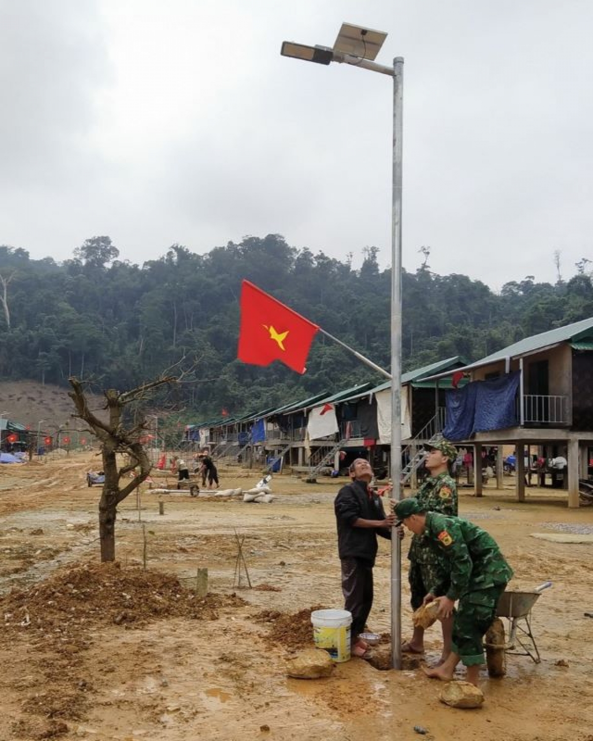 Bộ đội Biên phòng dựng các cột đèn năng lượng mặt trời tại bản Sắt