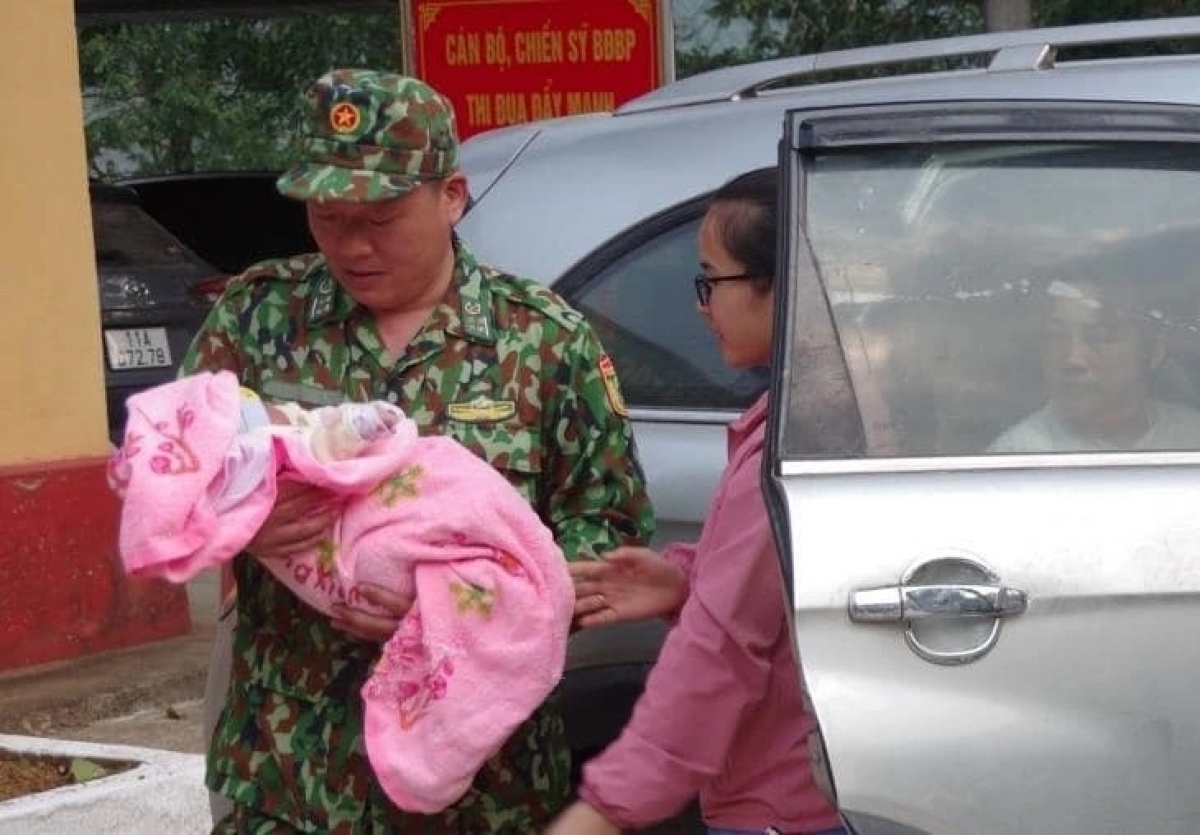 Bộ đội Biên phòng Cao Bằng giải cứu thành công cháu bé chưa đầy tháng tuổi bị tội phạm buôn người chuẩn bị đưa qua biên giới