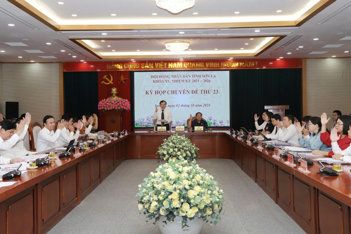Các đại biểu thông qua các nghị quyết tại Kỳ họp.
Ảnh: Thuỳ Hạnh/VOV Tây Bắc
