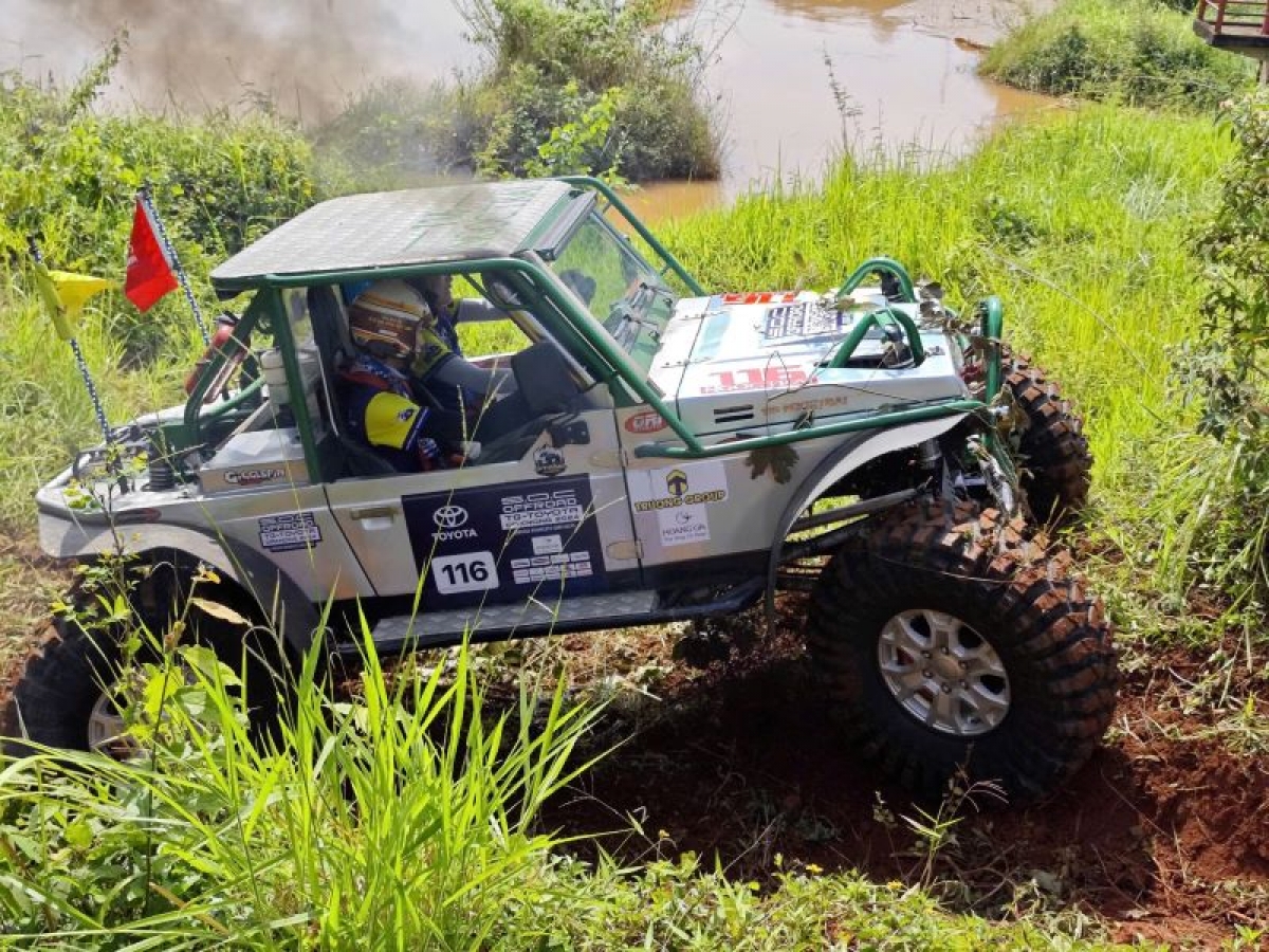 Các đội đua, các tay đua hồ hởi tham gia ở 3 hạng thi gồm: Chuyên nghiệp, Nâng Cấp và Adventure trong địa hình đồi núi với nhiều cảnh đẹp của Đắk Nông.