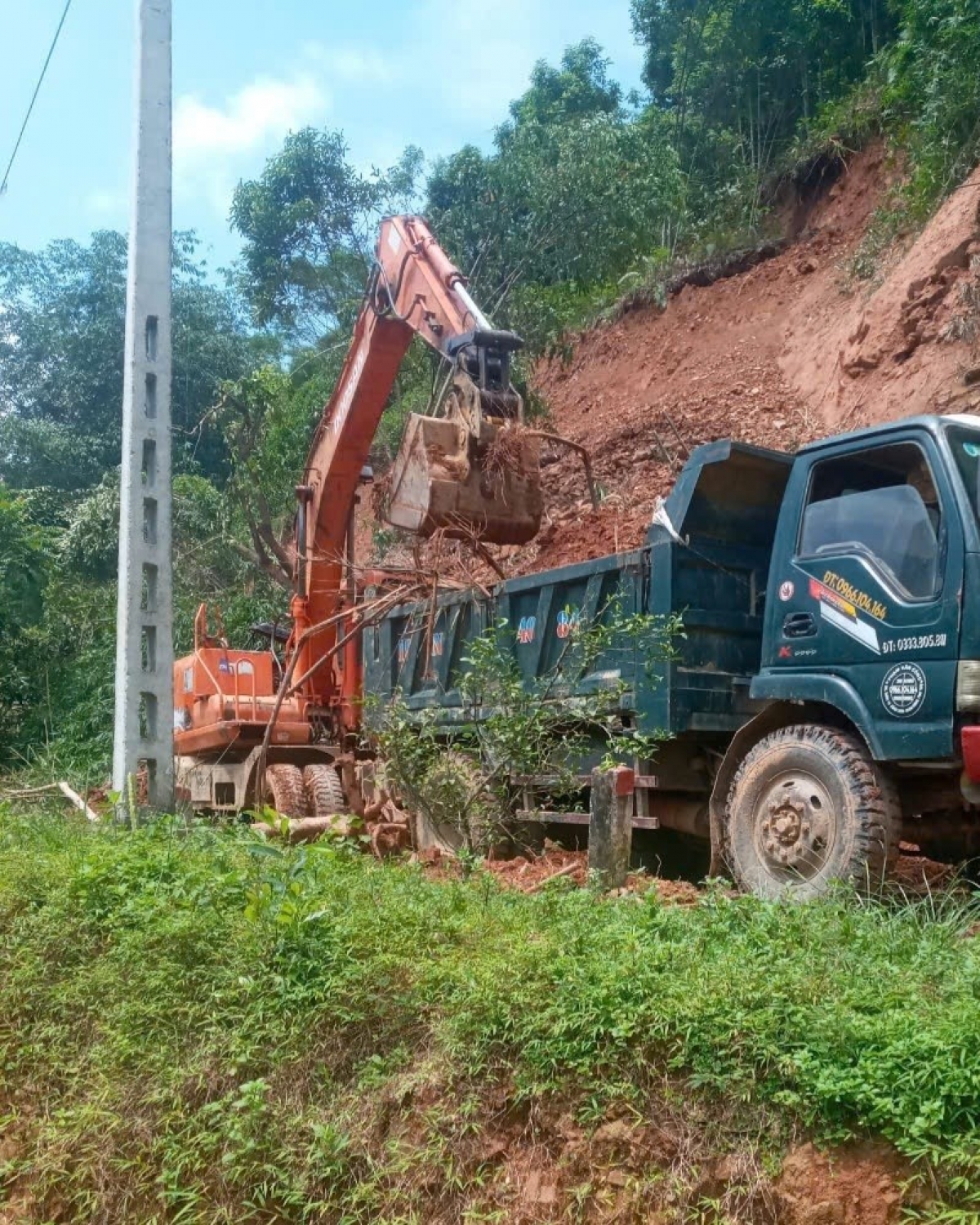 Các đơn vị quản lý túc trực thường xuyên trên các tuyến giao thông, sẵn sàng thông xe khi sự cố sạt lở xảy ra