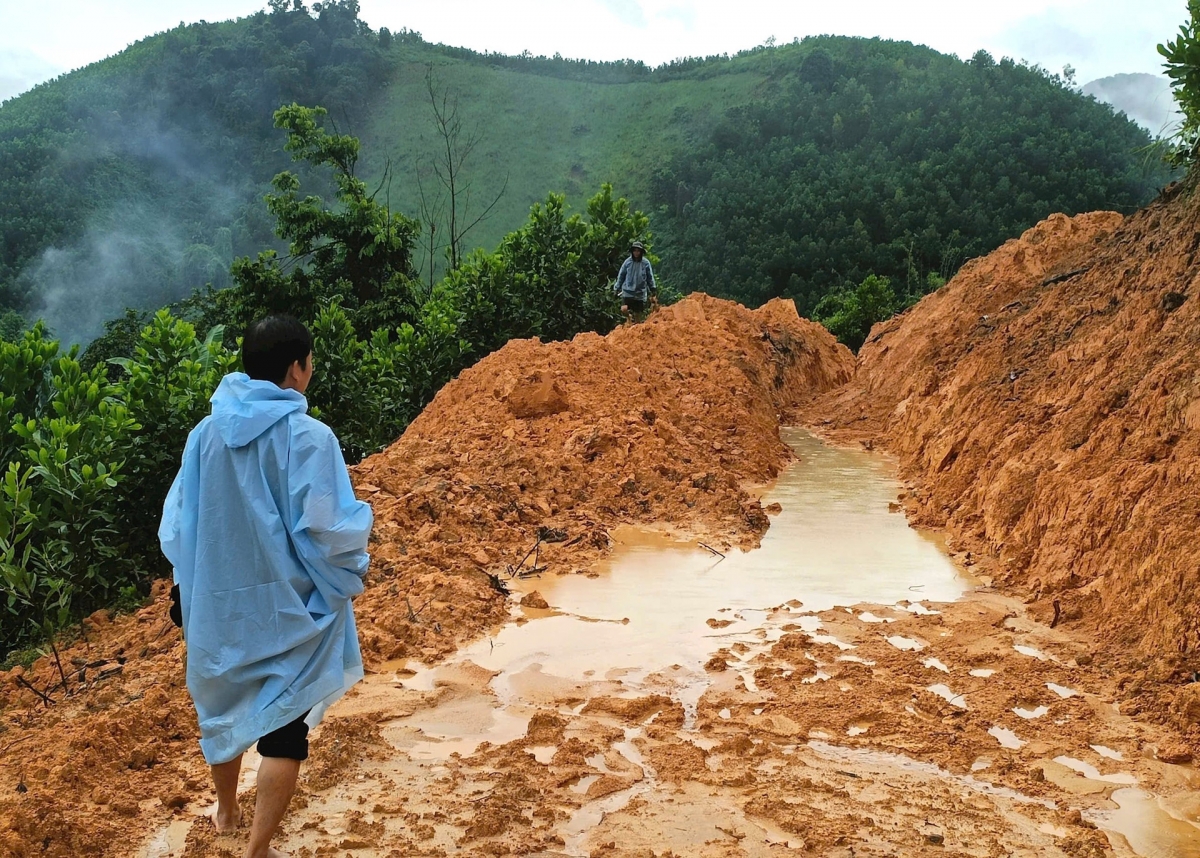 Các đợt mưa lớn vừa qua xuất hiện nhiều điểm sạt lở tại các khu dân cư.
Ảnh: Long Phi/VOV Miền Trung