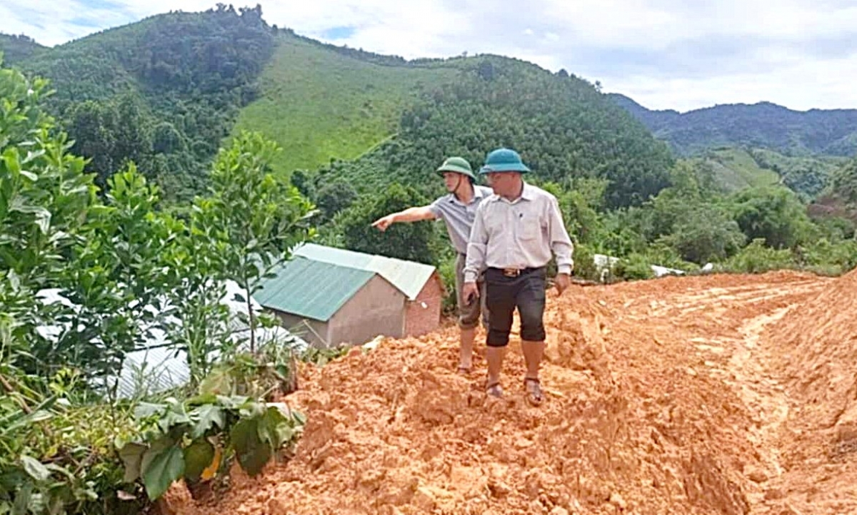 Cán bộ huyện miền núi Đông Giang kiểm tra các khu vực có nguy cơ sat lở.