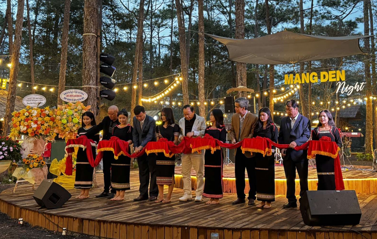 Cắt băng khánh thành mô hình khu phố kinh tế đêm Măng Đen. Ảnh: LS