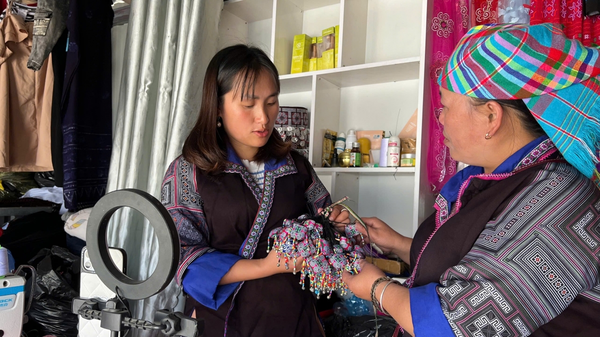 Chị Ninh và chị Lù Thị Mú trao đổi về việc bán sản phẩm trực tuyến