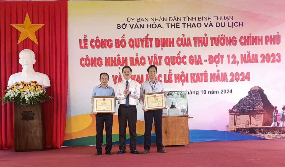 Chủ tịch UBND tỉnh Bình Thuận Đoàn Anh Dũng trao Bằng khen cho tập thể và cá nhân.
Ảnh: Đoàn Sĩ/VOV TPHCM