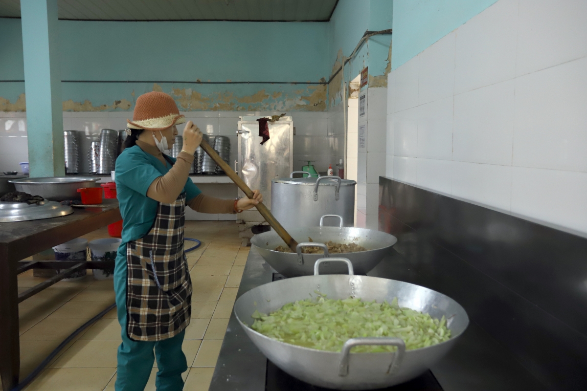 Chuẩn bị bữa ăn trưa cho học sinh nội trú.
Ảnh: Đình Thiệu/VOV Miền Trung