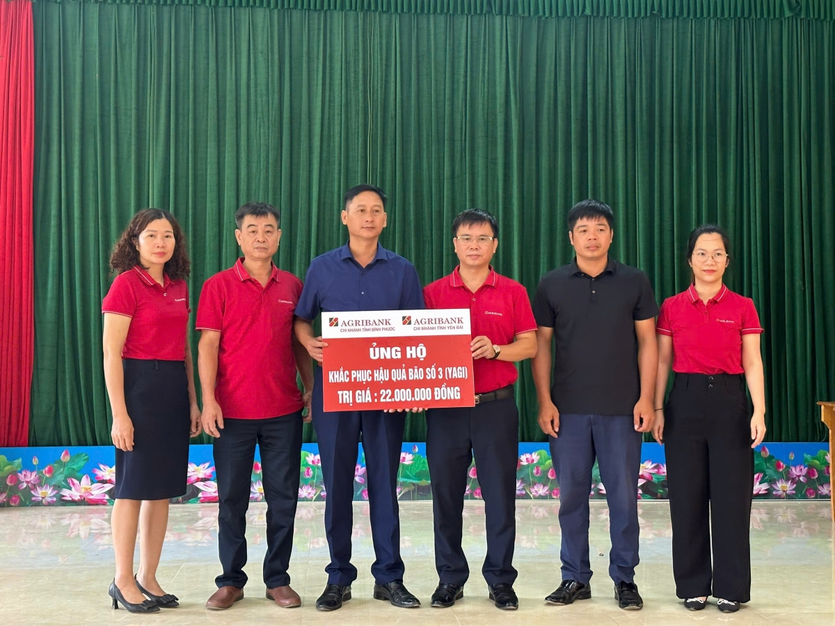 Cùng với hỗ trợ lãi suất, các Ngân hàng ở Yên Bái
cũng tích cực hỗ trợ người dân bị thiệt hại do bão lũ.
Ảnh: Thừa Xuân/VOV Tây Bắc