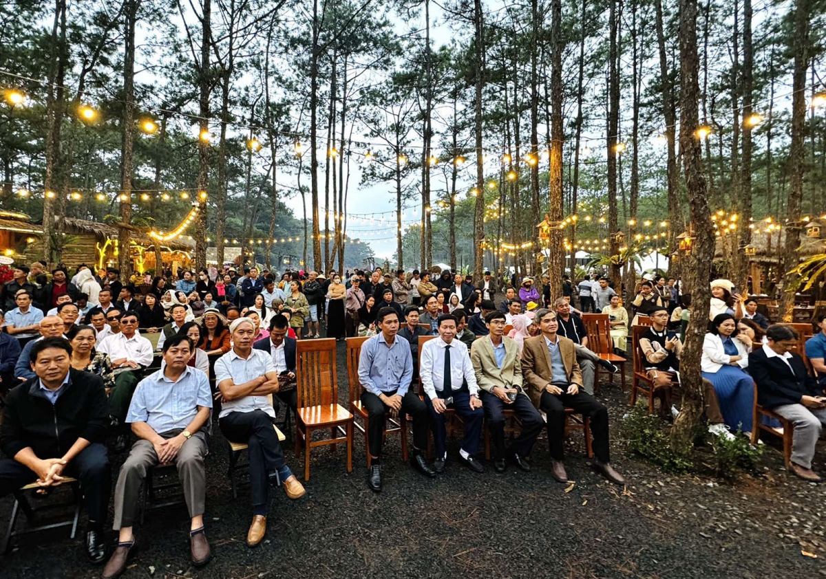 Đại biểu và khách du lịch dự tham gia sự kiện. Ảnh: LS