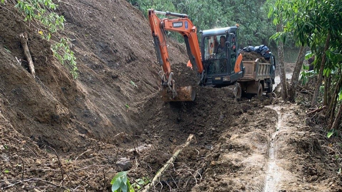 Đợt mưa lớn do hoàn lưu bão số 3 khiến hàng loạt các tuyến giao thông tại Bắc Kạn sạt lở nghiêm trọng với khối lượng đất đá lên đến gần 600 ngàn m3
