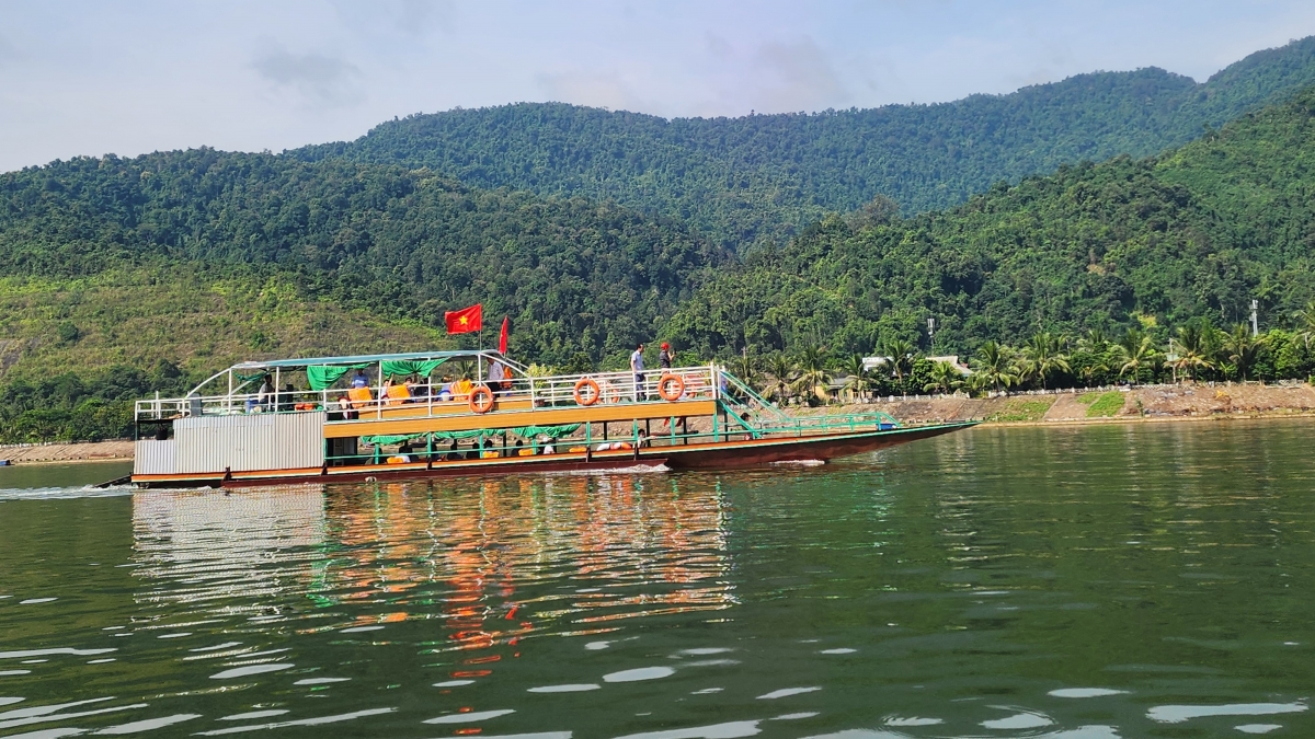 Du khách trải nghiệm du lịch trên lòng hồ sông Đà.