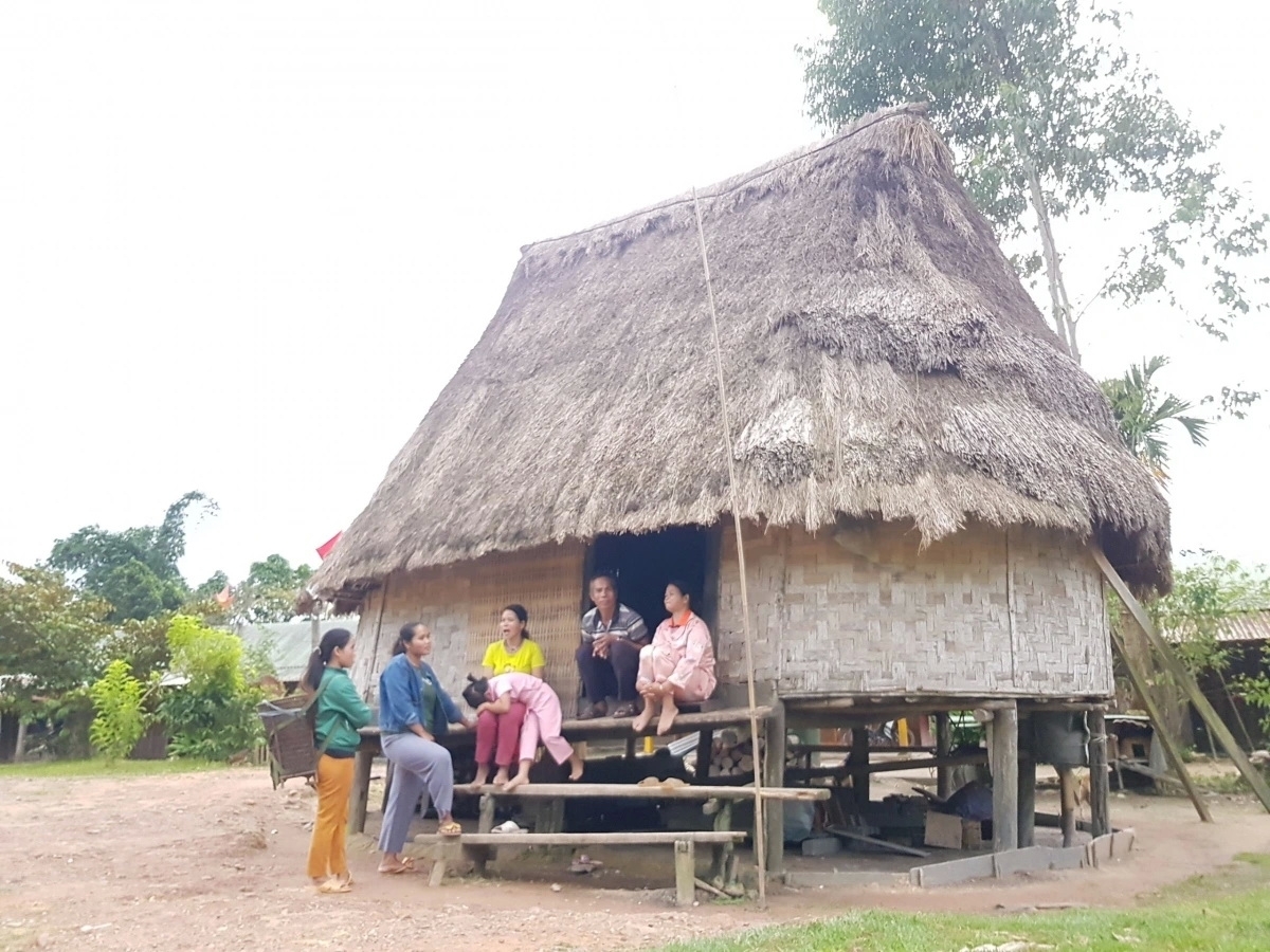 Gươl thường tọa lạc ở những vùng đất rộng, trung tâm của thôn, của làng. Bên cạnh Gươl lớn là các gươl nhỏ của các dòng họ.