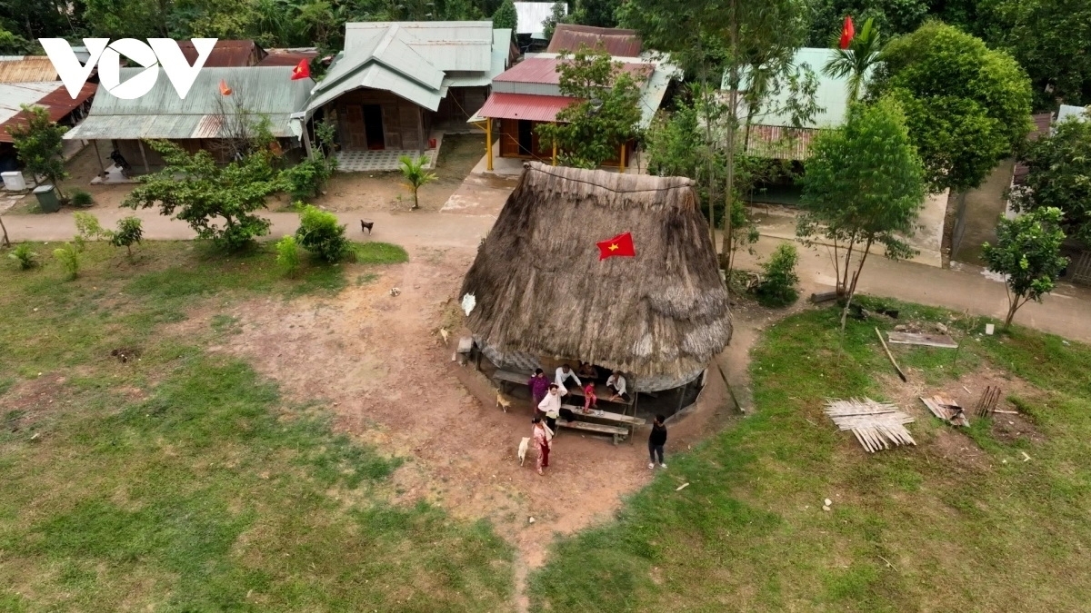 Gươl Cơ Tu là chốn linh thiêng để dân làng tiến hành các thủ tục tâm linh 