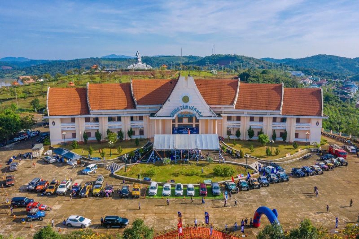 Giải đua xe ô tô thử thách địa hình lần đầu tiên tổ chức tại Đắk Nông nhằm quảng bá hình ảnh du lịch, danh lam thắng cảnh ấn tượng của địa phương.