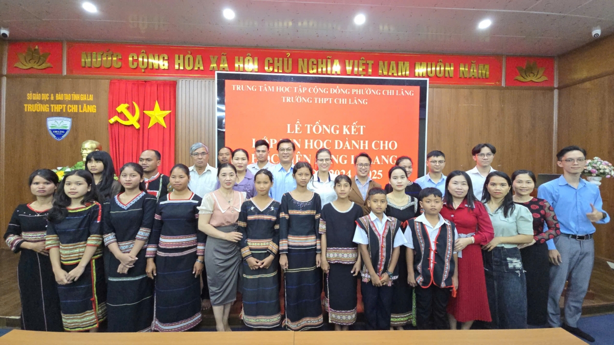 Các học viên nhận chứng chỉ sau khi kết thúc khóa học.
Ảnh: Hoàng Qui/VOV Tây Nguyên