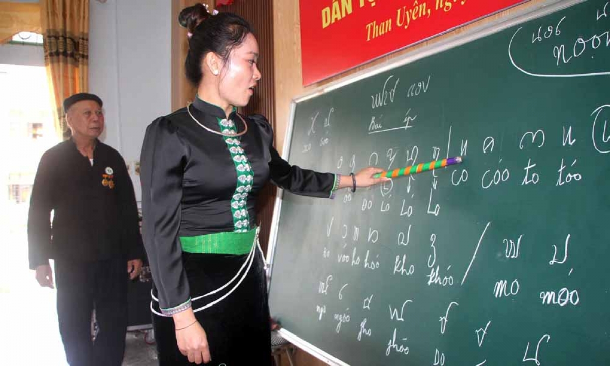 Một buổi học chữ Thái cổ ở Trung tâm dạy nghề huyện Than Uyên