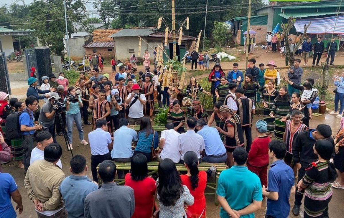 Pâl nđaih ntŭk gŭ rêh Nâm Nung-Ntŭk tât tâm Công viên địa chất UNESCO Dak Nông
 