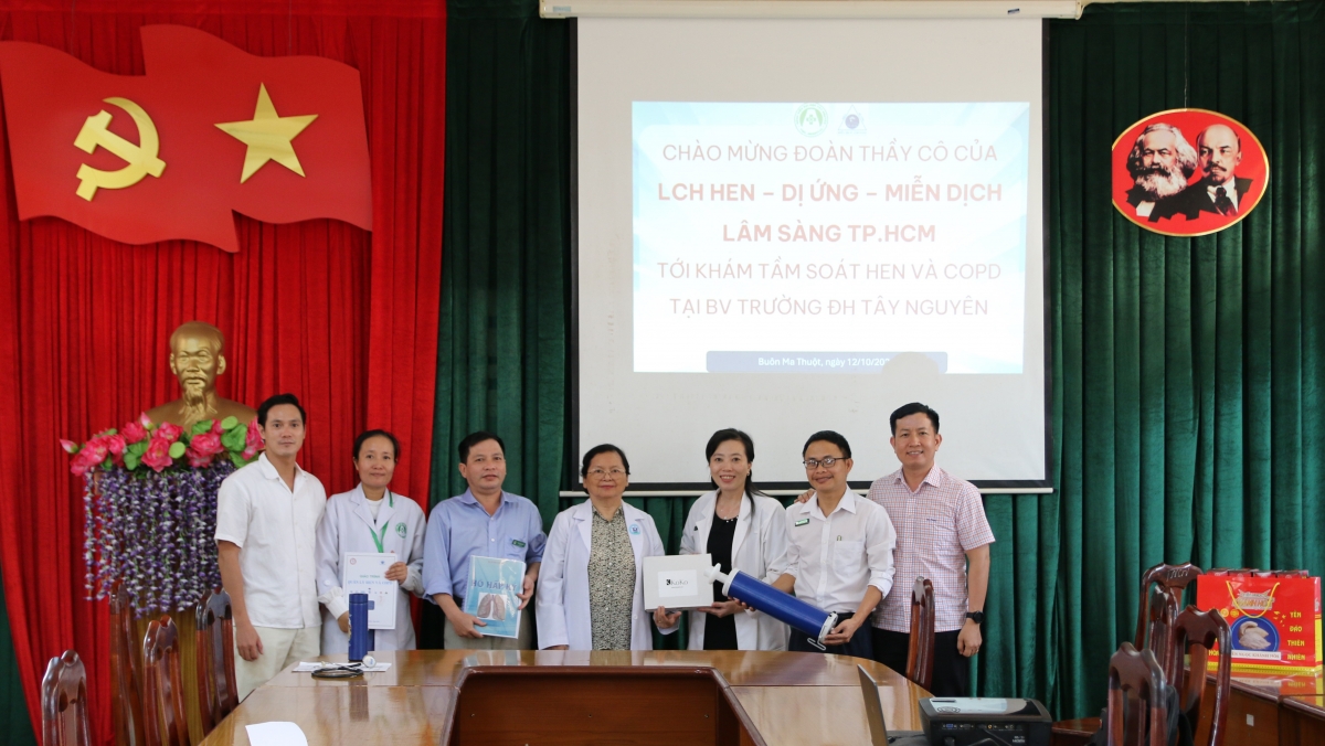 Liên Chi hội Hen - Dị ứng - Miễn dịch lâm sàng thành phố Hồ Chí Minh trao tặng Bệnh viện Trường Đại học Tây Nguyên máy hô hấp ký, sách hô hấp ký và giáo trình quản lý hen và bệnh phổi tắc nghẽn mạn tính
