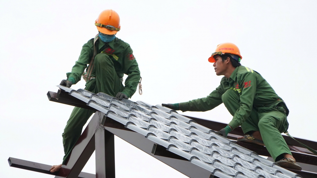Lợp mái giả ngói cho một căn nhà sàn.
Ảnh: An Kiên/VOV Tây Bắc