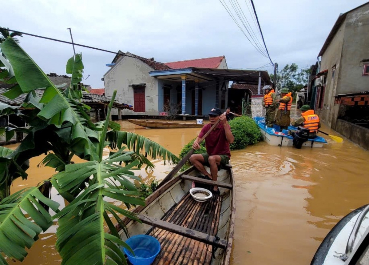 Lực lượng chức năng về cơ sở giúp người dân chống lũ