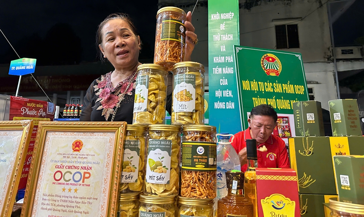 Nông dân chào bán các sản phẩm OCOP