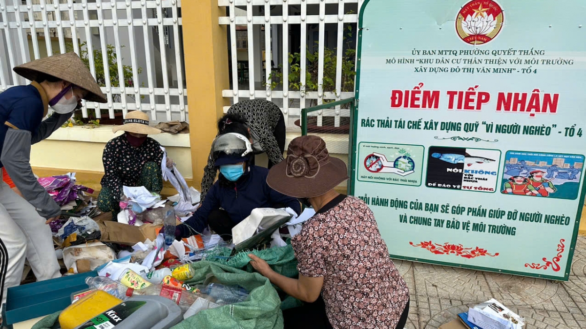 Ngôi nhà xanh gây quỹ từ thiện của các cấp Hội Phụ nữ Sơn La
là điểm tiếp nhận rác thải nhựa và phế liệu có thể tái chế.
Ảnh: Nguyễn Thị Bích Thủy/VOV Tây Bắc