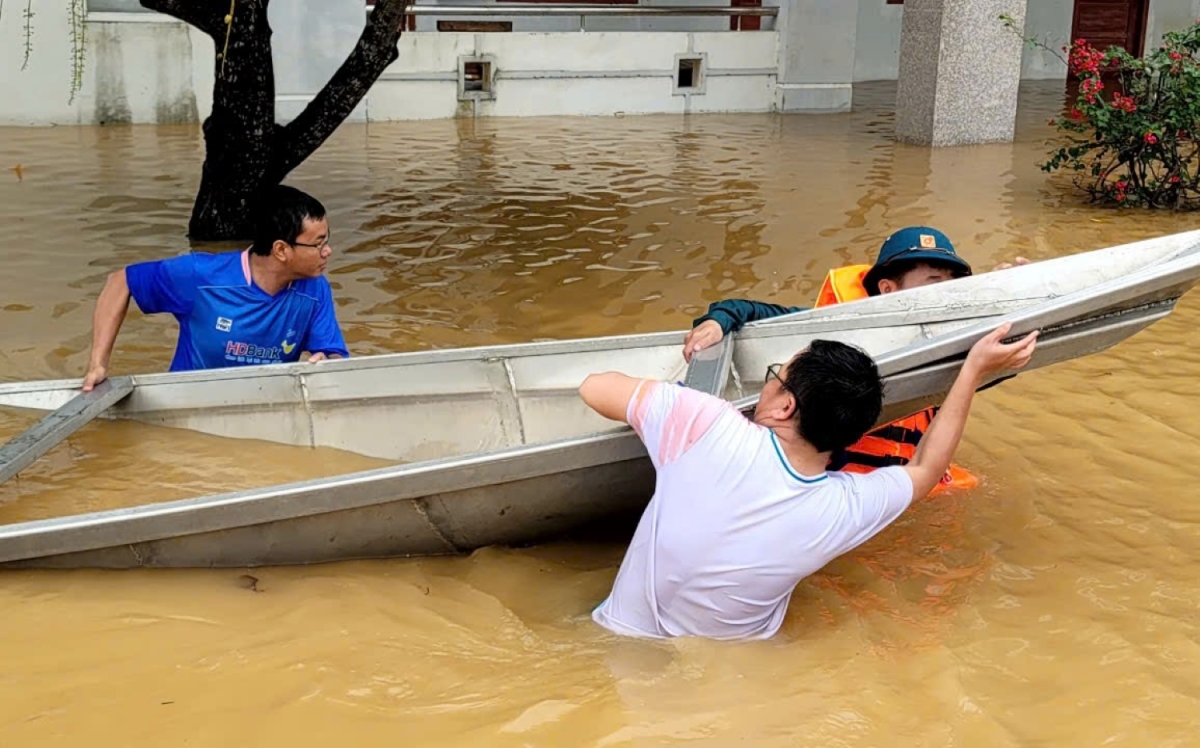 Người dân dùng thuyền di chuyển trong lũ
