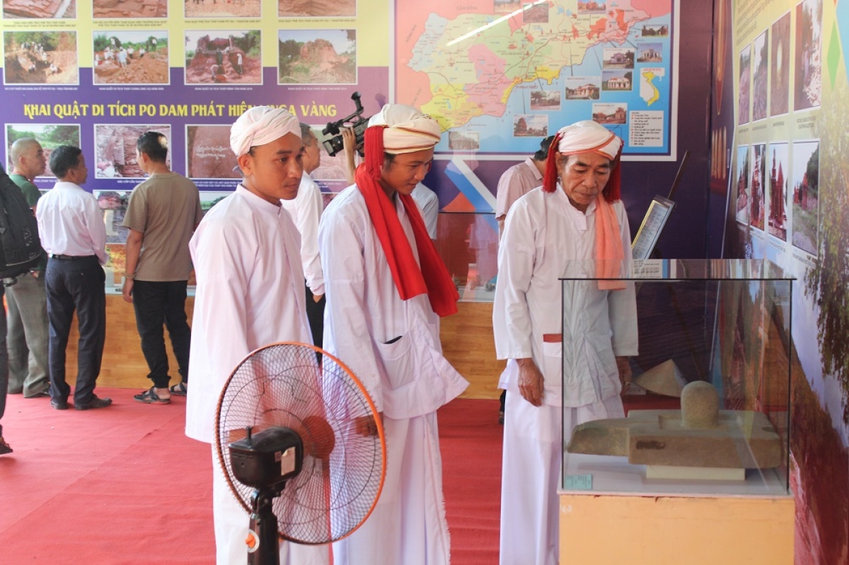 Nhân dân địa phương và du khách tham quan khu trưng bày hiện vật.
Ảnh: Đoàn Sĩ/VOV TPHCM