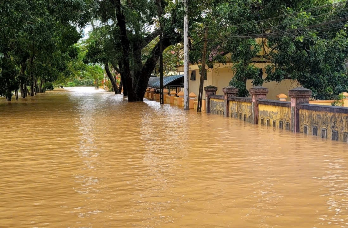 Nhiều tuyến đường tại trung tâm huyện Lệ Thủy bị ngập sâu