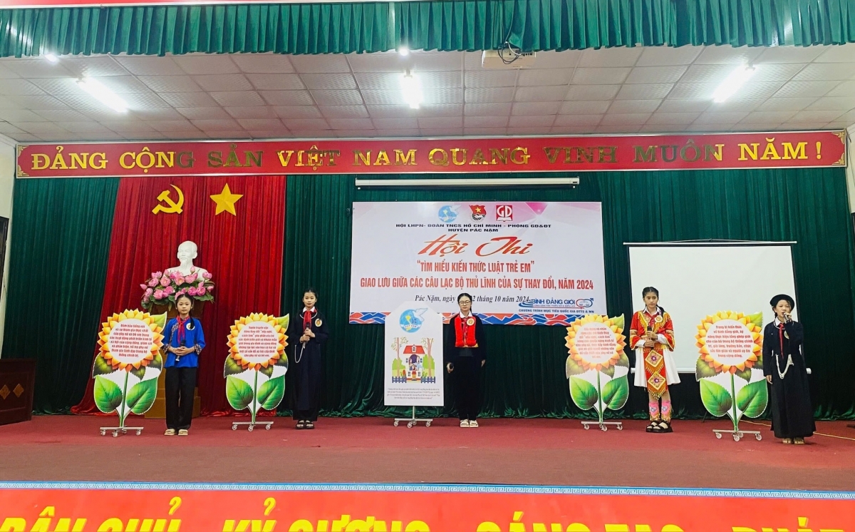 Những chương trình ngoại khóa, giáo dục giới tính, tìm hiểu pháp luật được
Tỉnh đoàn Bắc Kạn phối hợp ngành giáo dục tổ chức tại các địa phương vùng sâu, vùng xa.
Ảnh: Công Luận - CTV Thúy Kiều/VOV Đông Bắc