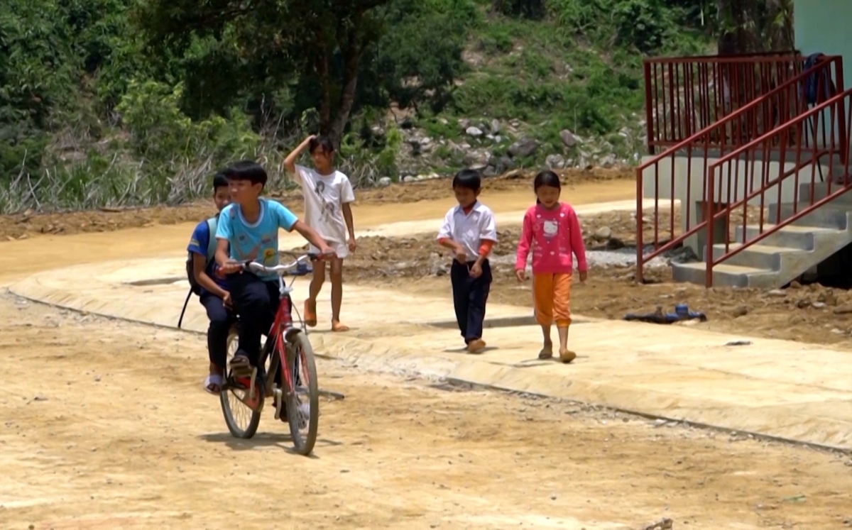 Niềm vui của trẻ em miền núi khi về sống tại khu dân cư mới an toàn, khang trang.
Ảnh: Long Phi/VOV Miền Trung