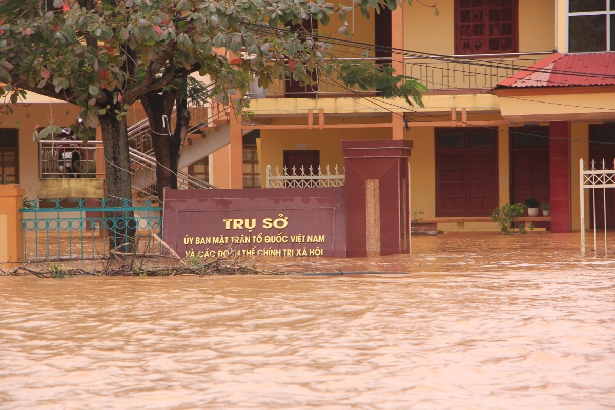 Nước ngập nhiều trụ sở, cơ quan tại huyện Lệ Thủy