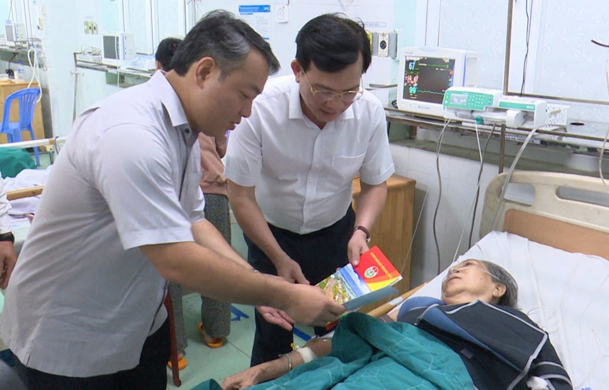 Ông Hồ Văn Mười (người đeo kính), Chủ tịch UBND tỉnh, Trưởng Ban an toàn giao thông
tỉnh Đắk Nông thăm hỏi, động viên nạn nhân bị tai nạn giao thông hồi tháng 8/2024.
Ảnh: Tuấn Long/VOV Tây Nguyên