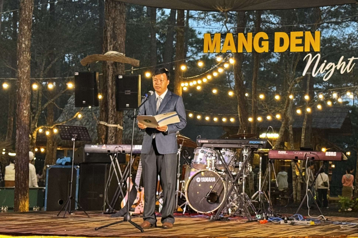 Phó Chủ tịch UBND huyện Kon Plông phát biểu tại buổi lễ đã khẳng định sự cần thiết phát triển
mô hình kinh tế đêm phục vụ khách du lịch. Ảnh LS