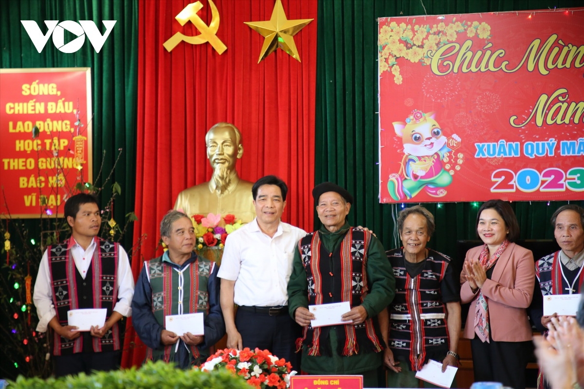 Ông Lê Văn Dũng, Chủ tịch UBND tỉnh Quảng Nam (áo trắng) động viên cán bộ đảng viên, người có uy tín trong vùng đồng bào dân tộc thiểu số