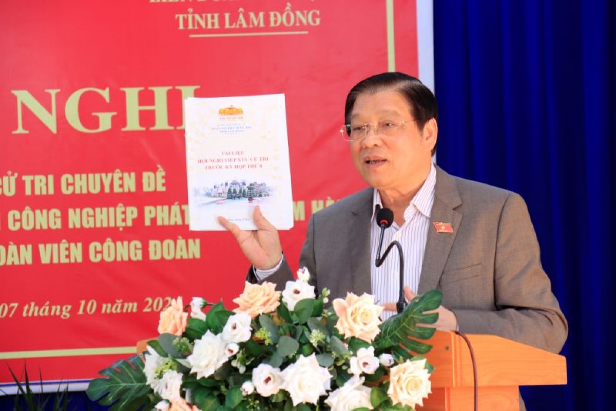 Ông Phan Đình Trạc, Ủy viên Bộ Chính trị, Bí thư Trung ương Đảng, Trưởng Ban nội chính trung ương, Đại biểu Quốc hội tỉnh Lâm Đồng tiếp xúc cử tri với công nhân lao động và cán bộ, đoàn viên công đoàn.
