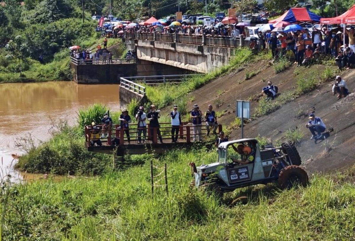 Rất đông người hâm mộ môn đua xe địa hình và người dân địa phương đã đến cổ vũ cho các đội đua.