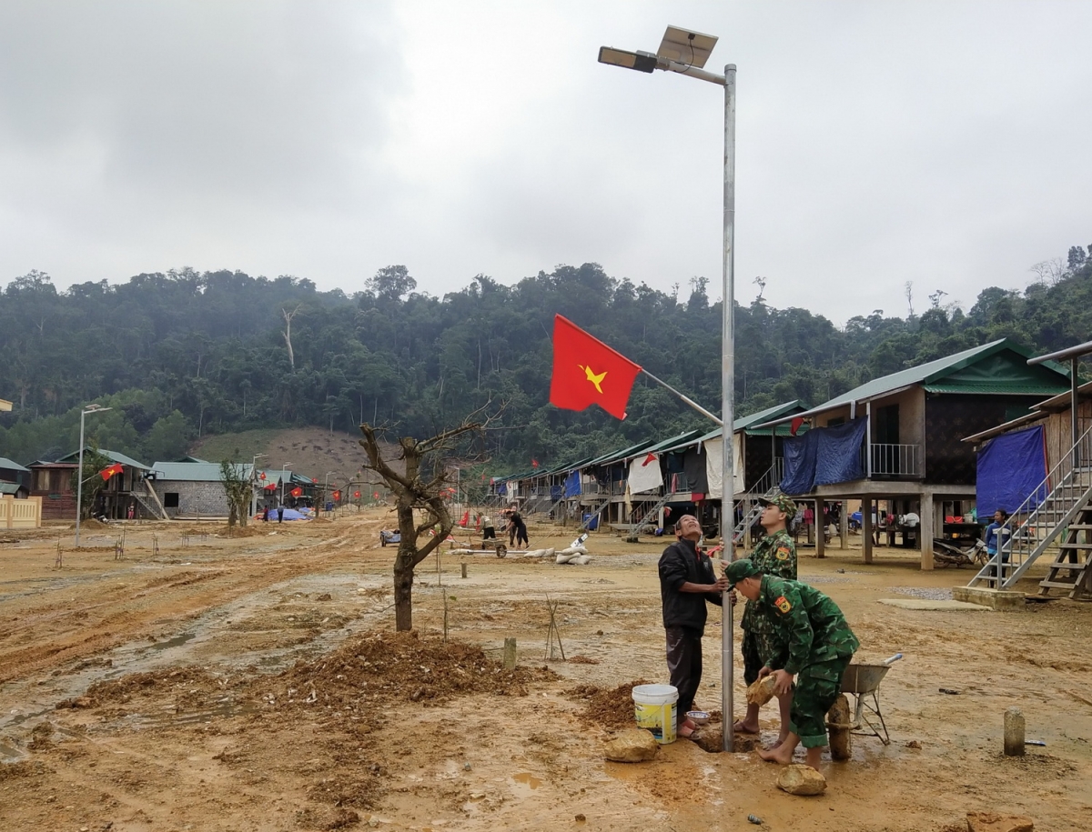 Bộ đội Biên phòng dựng các cột đèn năng lượng mặt trời tại bản Sắt