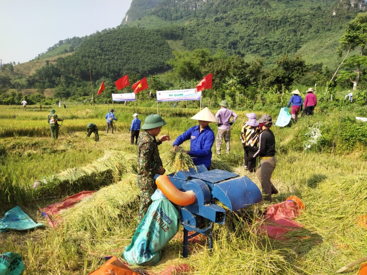 Bộ đội đưa máy móc vào bản giúp bà con tiết kiệm sức lao động, tăng năng suất