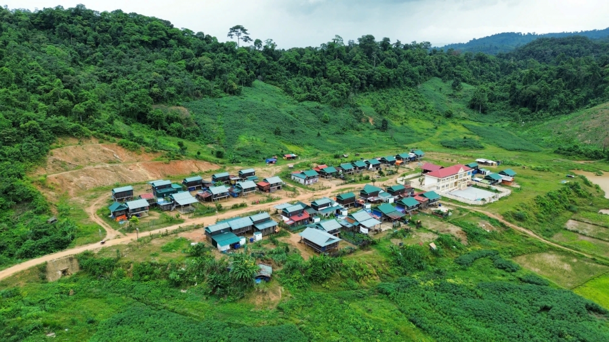 Người dân bản Sắt hôm nay vào sống trong khu tái định cư vừa được xây dựng khang trang