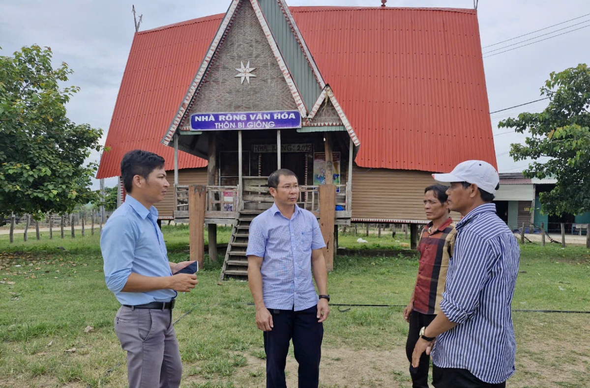 Cán bộ xã Pờ Tó ôp khâl nuĭh ƀon lan Bi Giông, ntŭk geh bơi 100 rnăk ach o tă bah mô tŏng geh ndơ dŏng kan tuch tăm