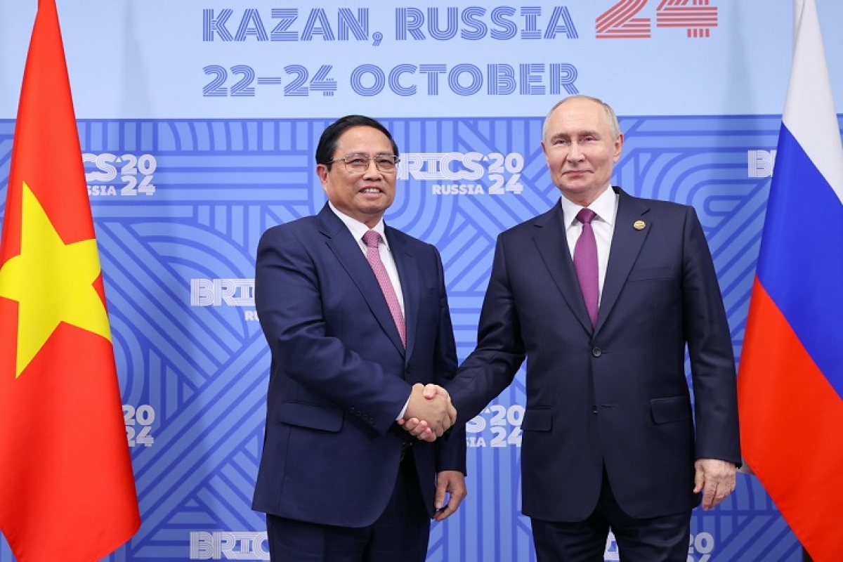 Pôa Phạm Minh Chính, Ngế pro xiâm hnê ngăn tơnêi têa prế pôa Vladimir Putin, kăn xiâm pơkuâ kong têa Rusi