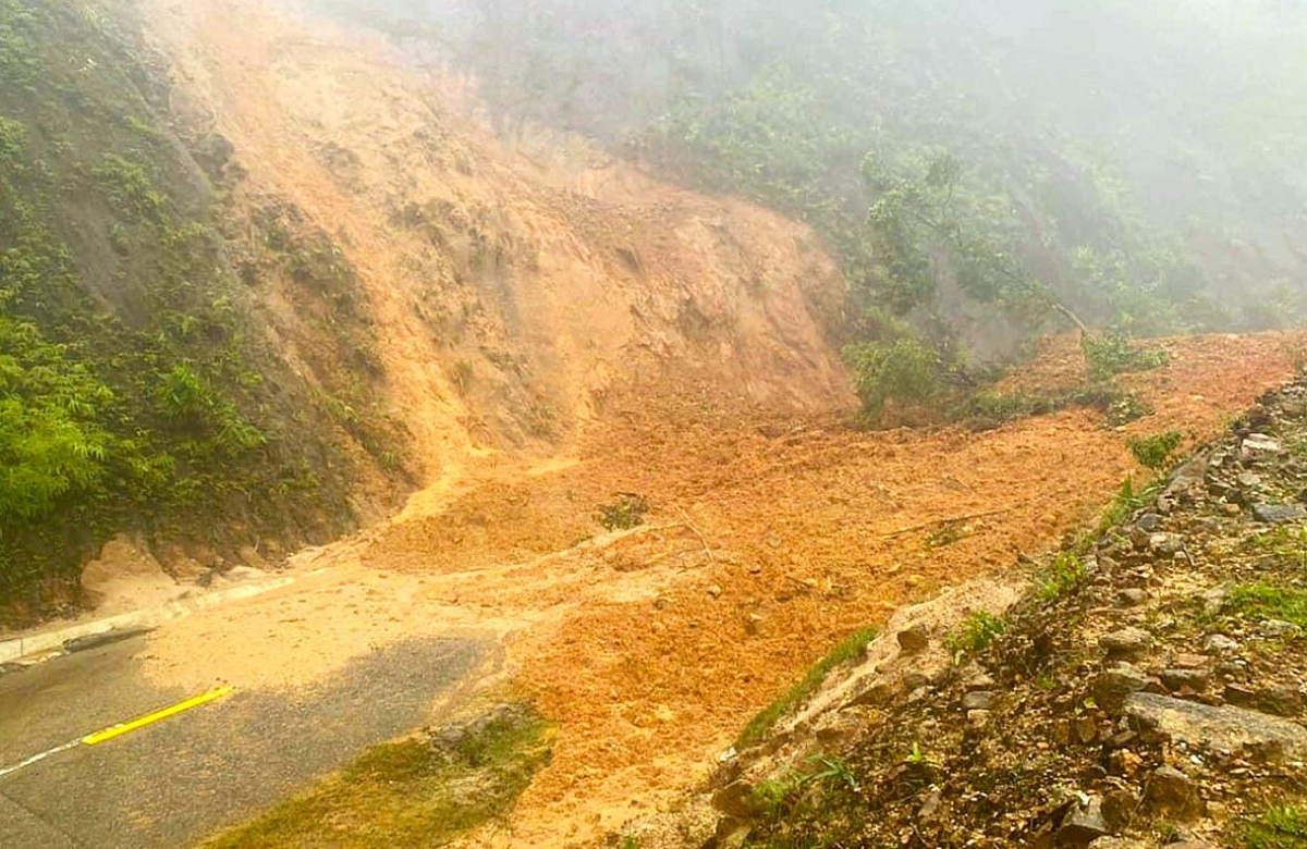 Tỉnh Thừa Thiên Huế cảnh báo nguy cơ xảy ra sạt lở đất đá vùng đồi núi
tại nhiều địa phương