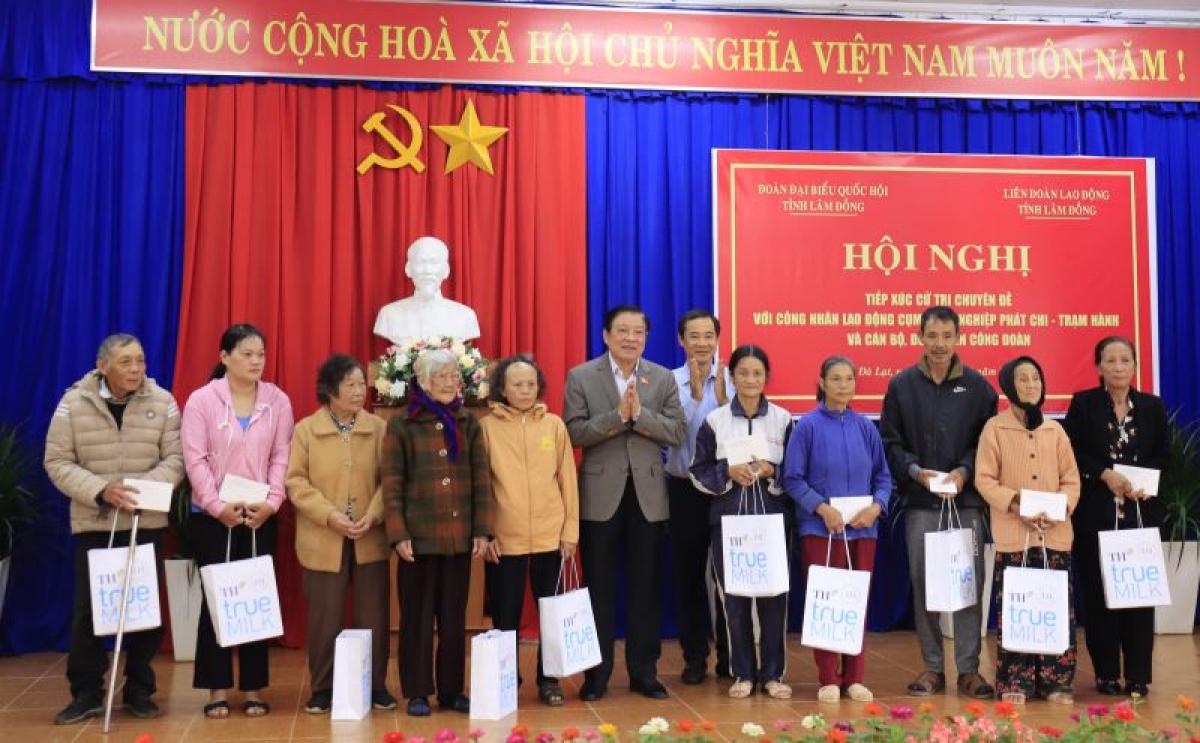 Đoàn đại biểu Quốc hội tỉnh Lâm Đồng trao quà tặng một số gia đình chính sách, người có công, người có hoàn cảnh khó khăn trên địa bàn